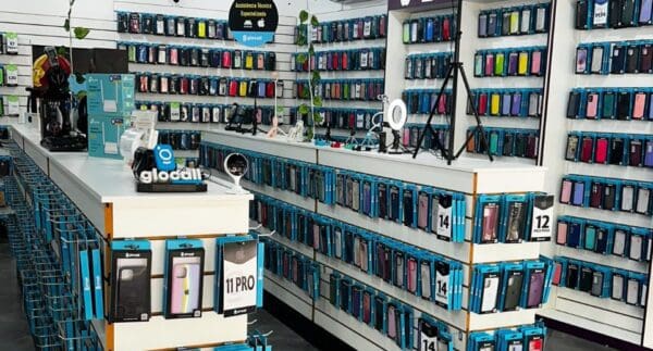 Detalhe da parede de capinhas da Glocall Store Campinas