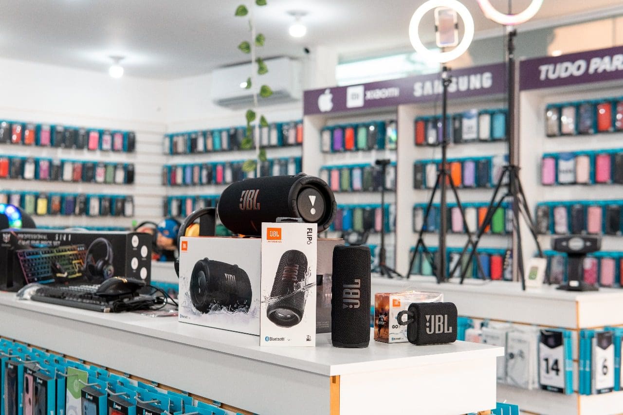 Fones e caixas de som expostos no balcão da Glocall Store Campinas
